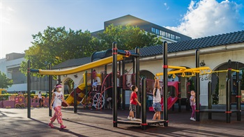 A railway themed children’s play area encourages active and imaginative play. The colonnade behind the playground is modelled on the colonnade structures of Central School, the school which Dr. Sun attended.